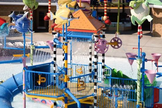 Splash Cove replaced an outdated pool and was geared toward small children because an existing outdoor family aquatic center accommodates the needs of the general population. It is located next to the adjoining Wonderscope children’s museum.